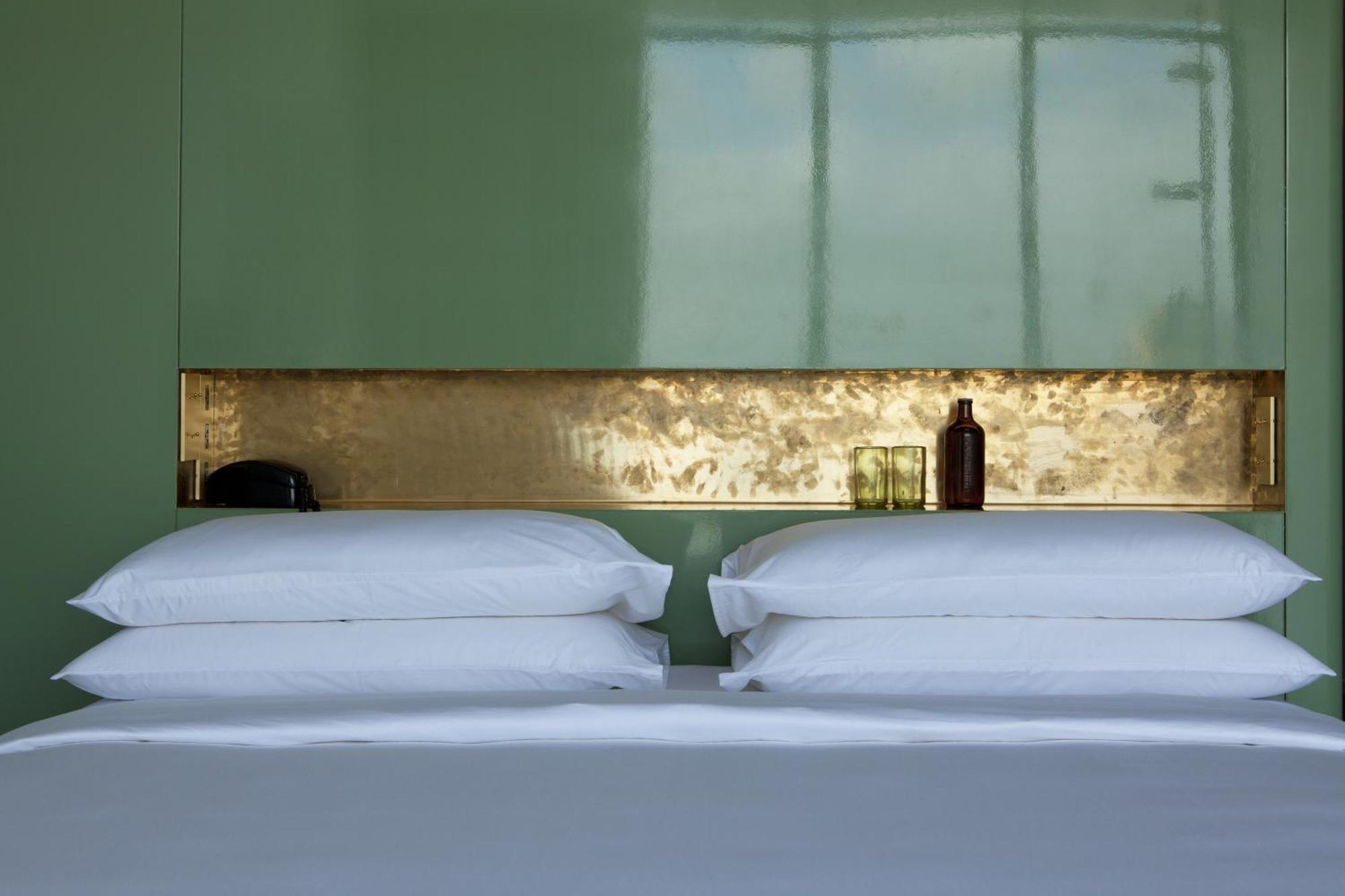 Habitación con cama grande y balcón